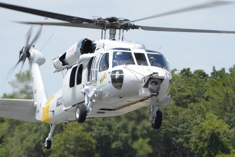 La torreta Infirno instalada en el morro de un Black Hawk para los ensayos en vuelo.