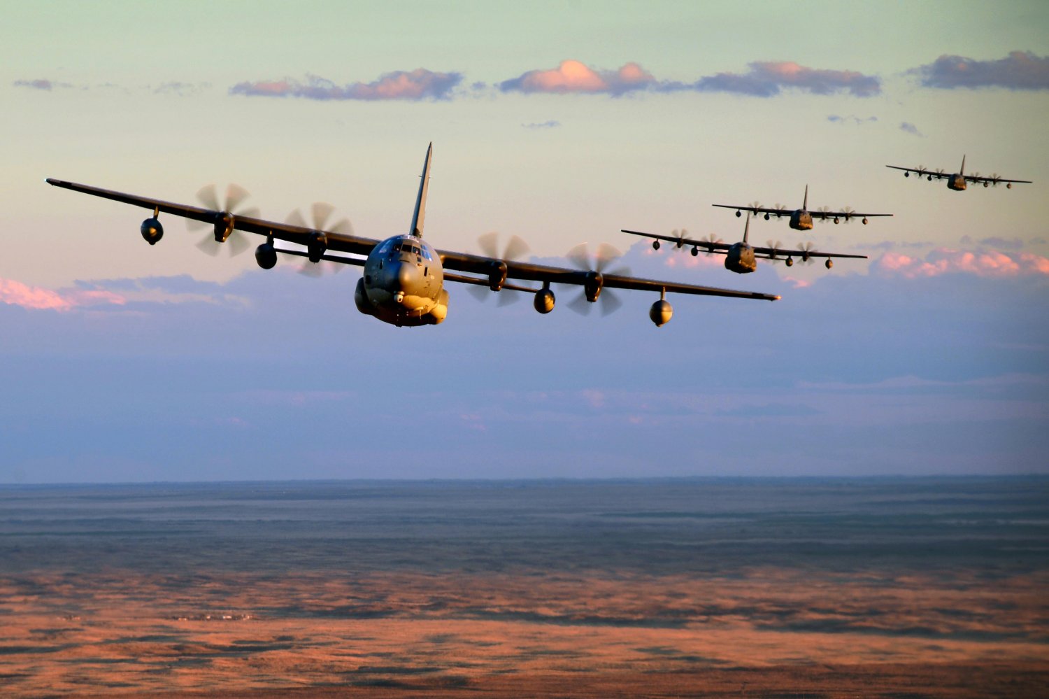 Aviones MC-130J Commando del 52 Escuadrón de Operacions Especiales de la USAF durante una misión de entrenamento,.