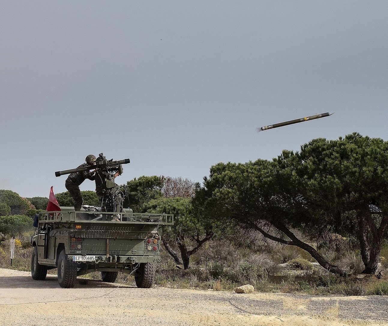 Disparo de un misil Mistral desde un lanzador instalado en un Uro.