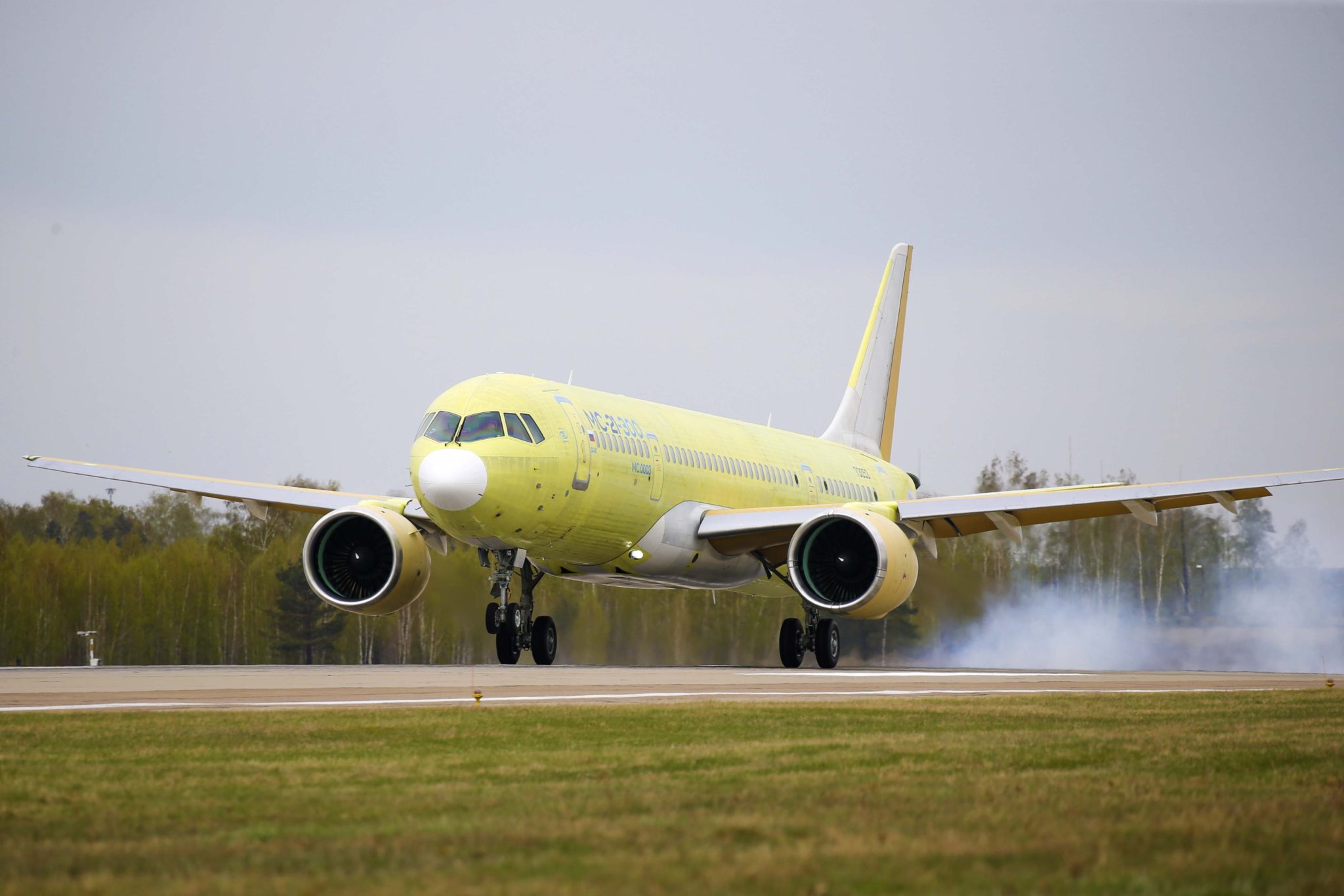 Aterrizaje del segundo MC-21 tras su vuelo inaugural el 12 de mayo.