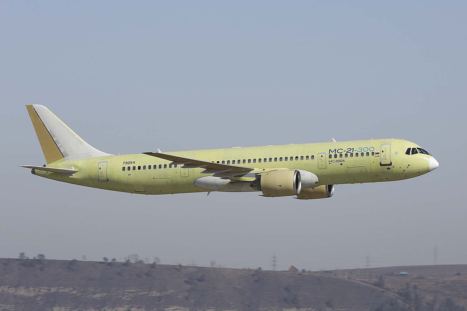 El tercer MC-21-300, matriculado 73054, durante su primer vuelo.