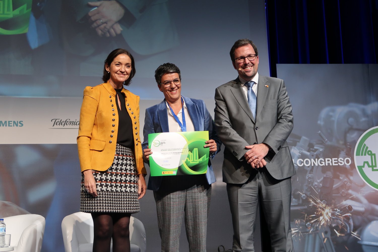 Entrega del reconocimiento a M&M en el III Congreso sobre Industria Conectada.