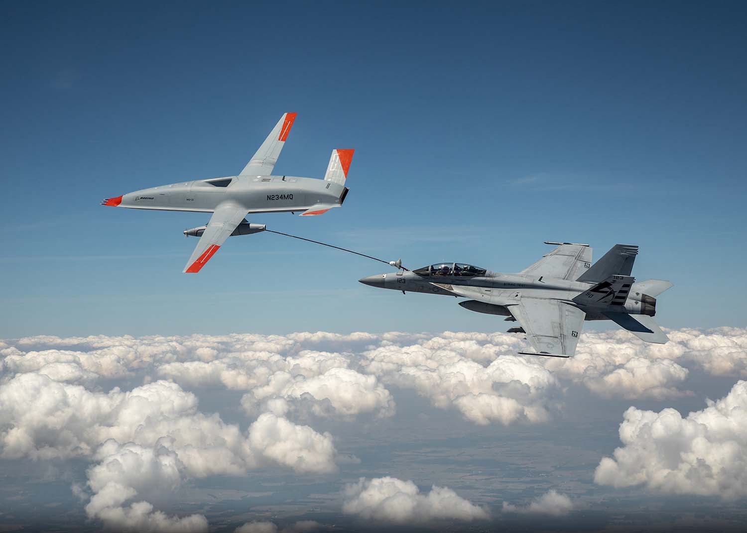 El MQ-25 y el F/A-18F durante el vuelo de repostaje.