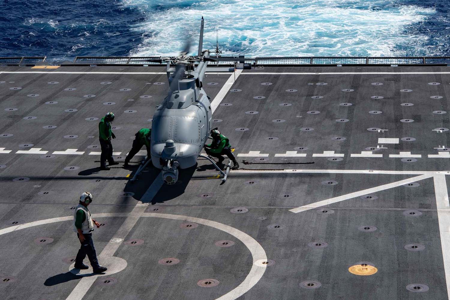 El MQ-8C en la cubierta de vuelo del USS Jackson.