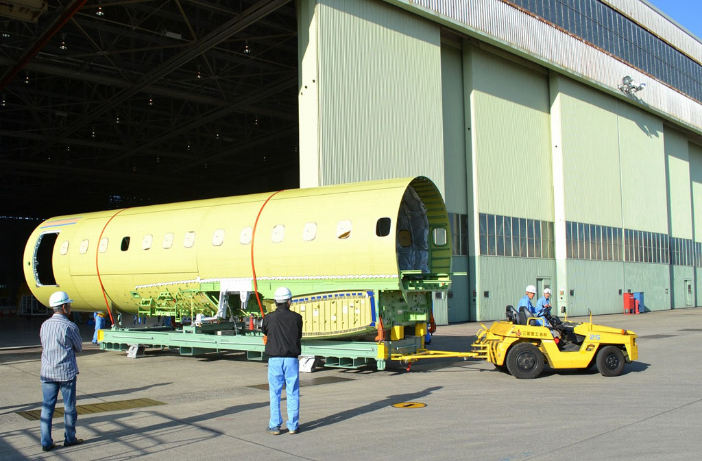 Llegada a la cadena de montaje del fuselaje central del MRJ