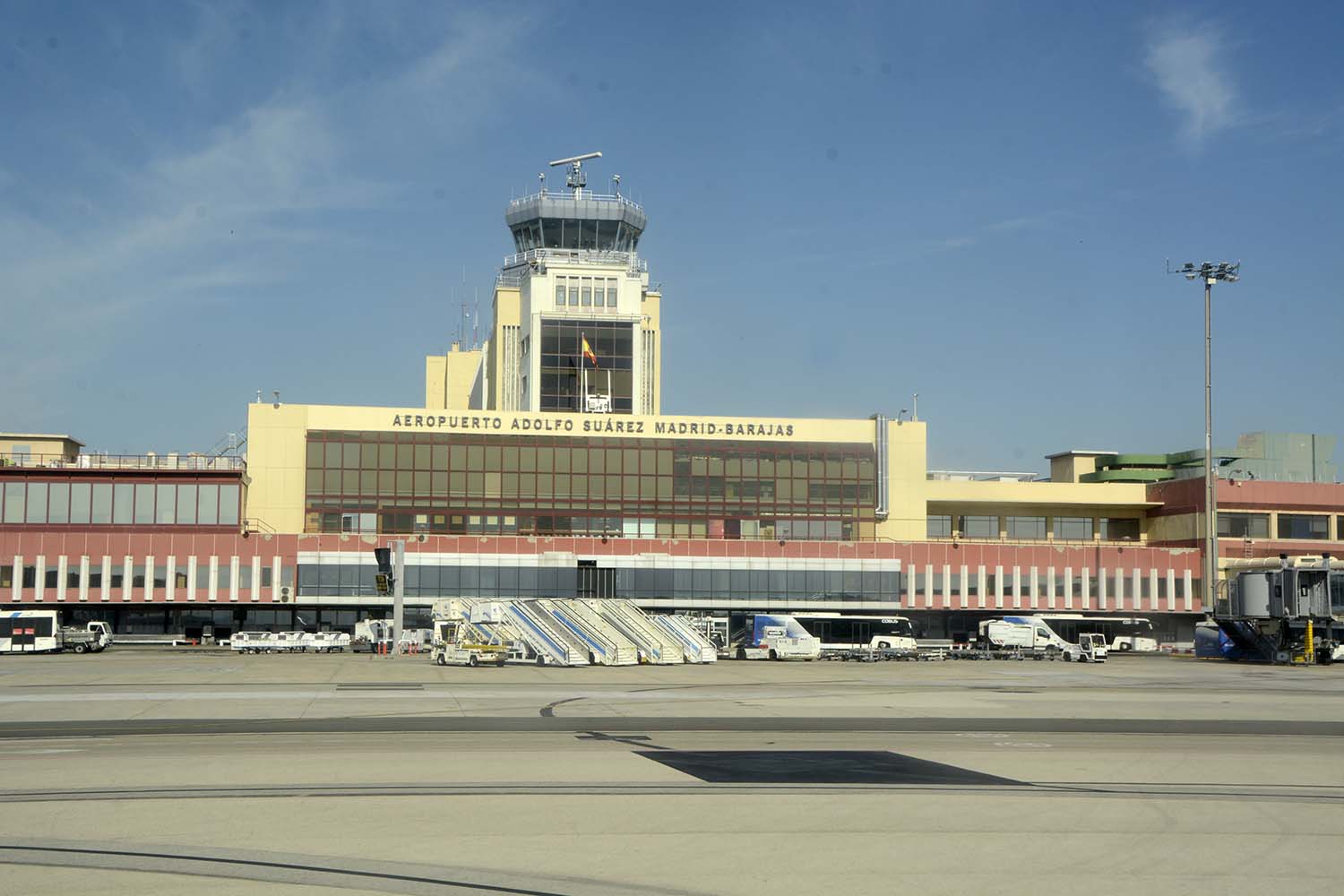 Terminal 2 de Barajas con la antigua torre de control y la terraza largamente cerrada.