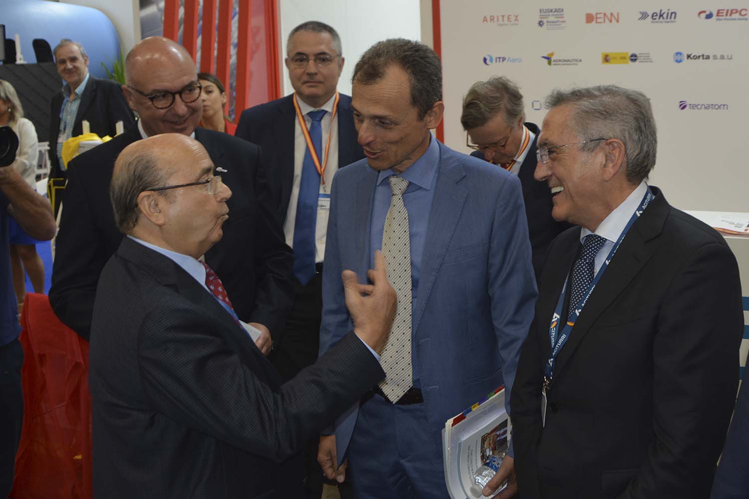 Manuel Torres, Izquierda, conversa con Pedro Duque, entonces ministro de Ciencias, Innovación y Universidades, en el pabellón de Espña en el pasado Salón de Le Bourget.