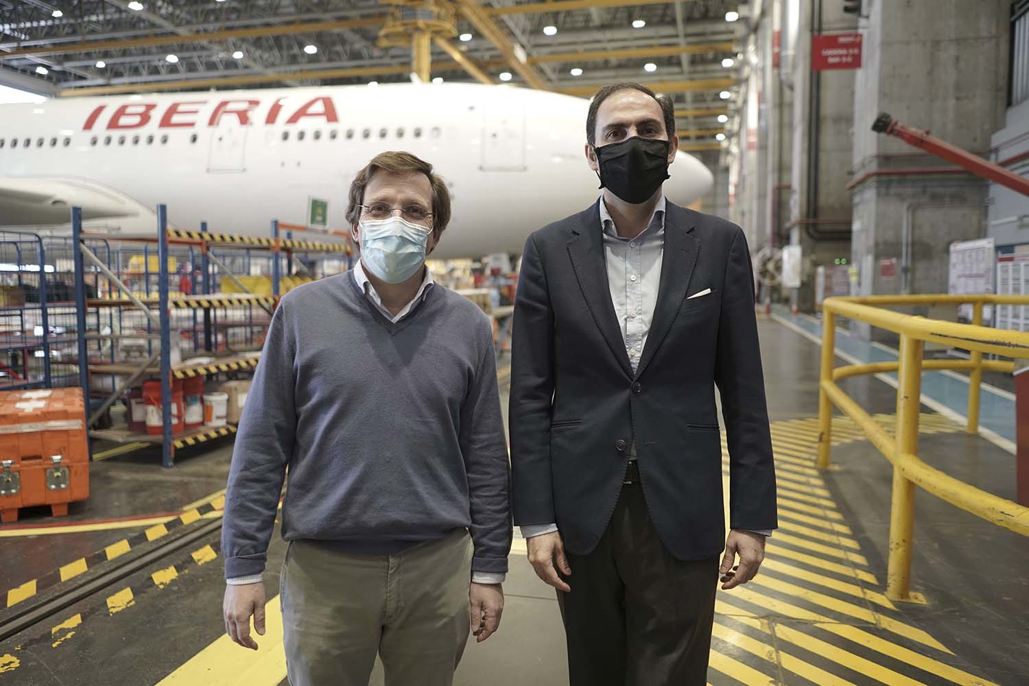 José Luis Martínez-Almeida, alcalde Madrid y Javier Sánchez-Prieto, presidente de Iberia en la visita a La Muñoza.