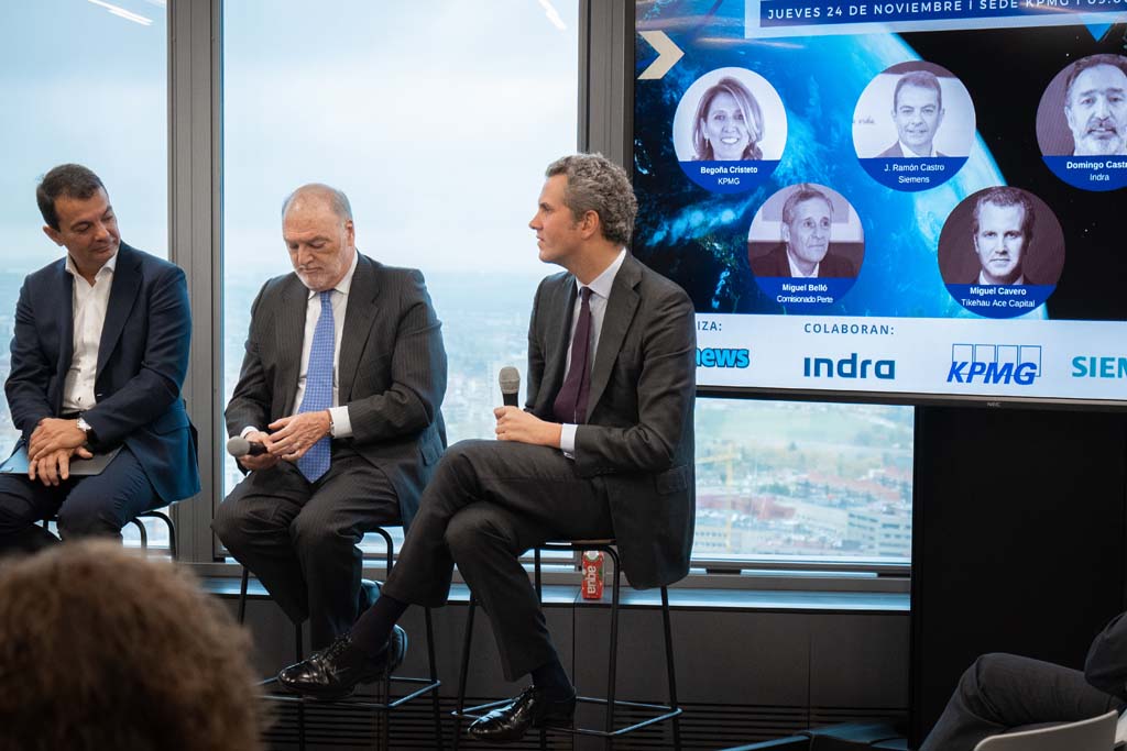 Miguel Cavero, primero por la derecha, gestor del Aerofondo.