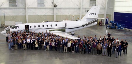 El personal de Mitsubishi y AeroTEC en Moses Lake con el Sovereign usado en las pruebas previas al programa de certificación.