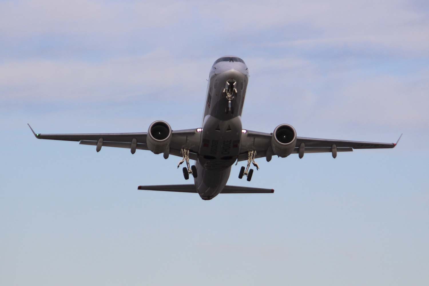 Despegue del Mitsubishi SpaceJet equipado con el PW1200G montado en Japón situado en la posición 2 (a la izqueirda en la foto).