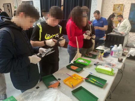 Alumnos durante el workshop de FIDAMC trabajando con fibra de carbono.