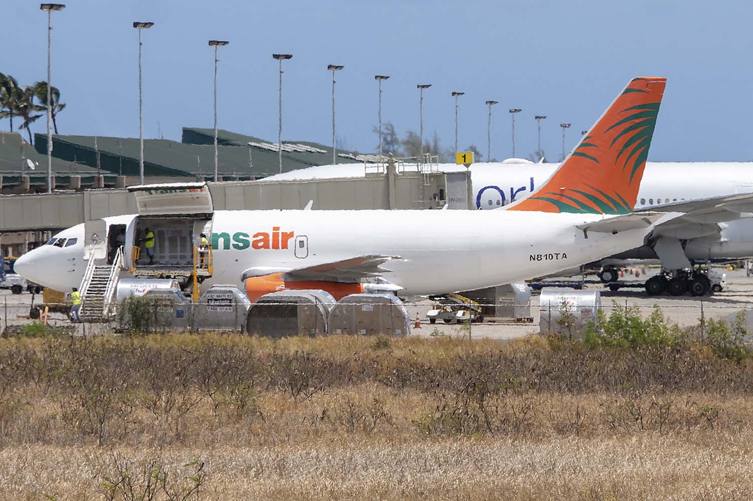 El avión accidentado durante una escala en el aeropuerto de Honolulu.