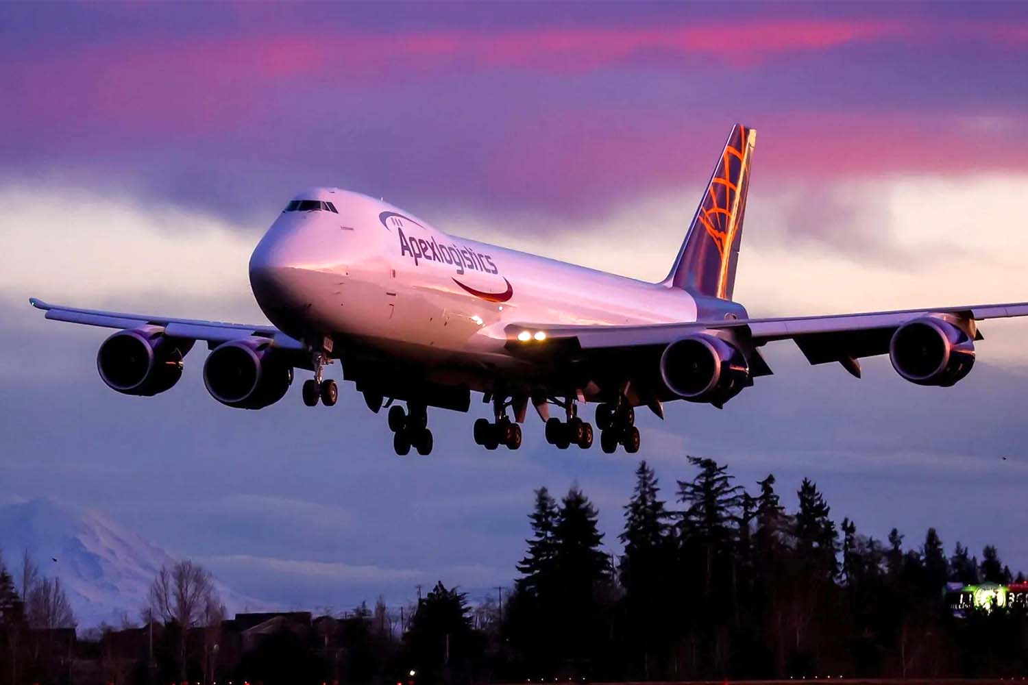 El último Boeing 747 construido aterrizando en Paine Field tras ser pintado en Portland.