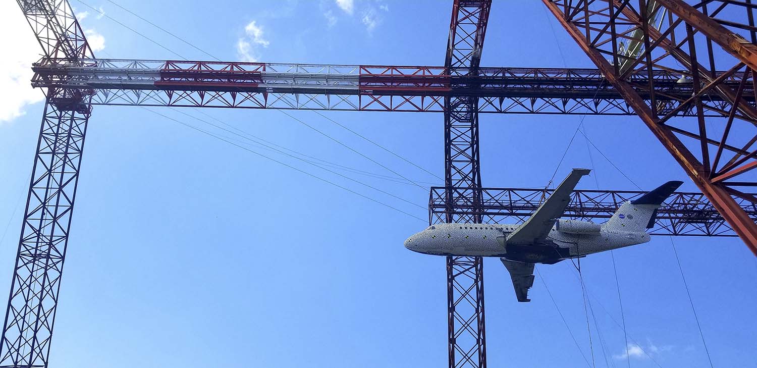 El Fokker F28 listo para ser dejado caer al suelo.