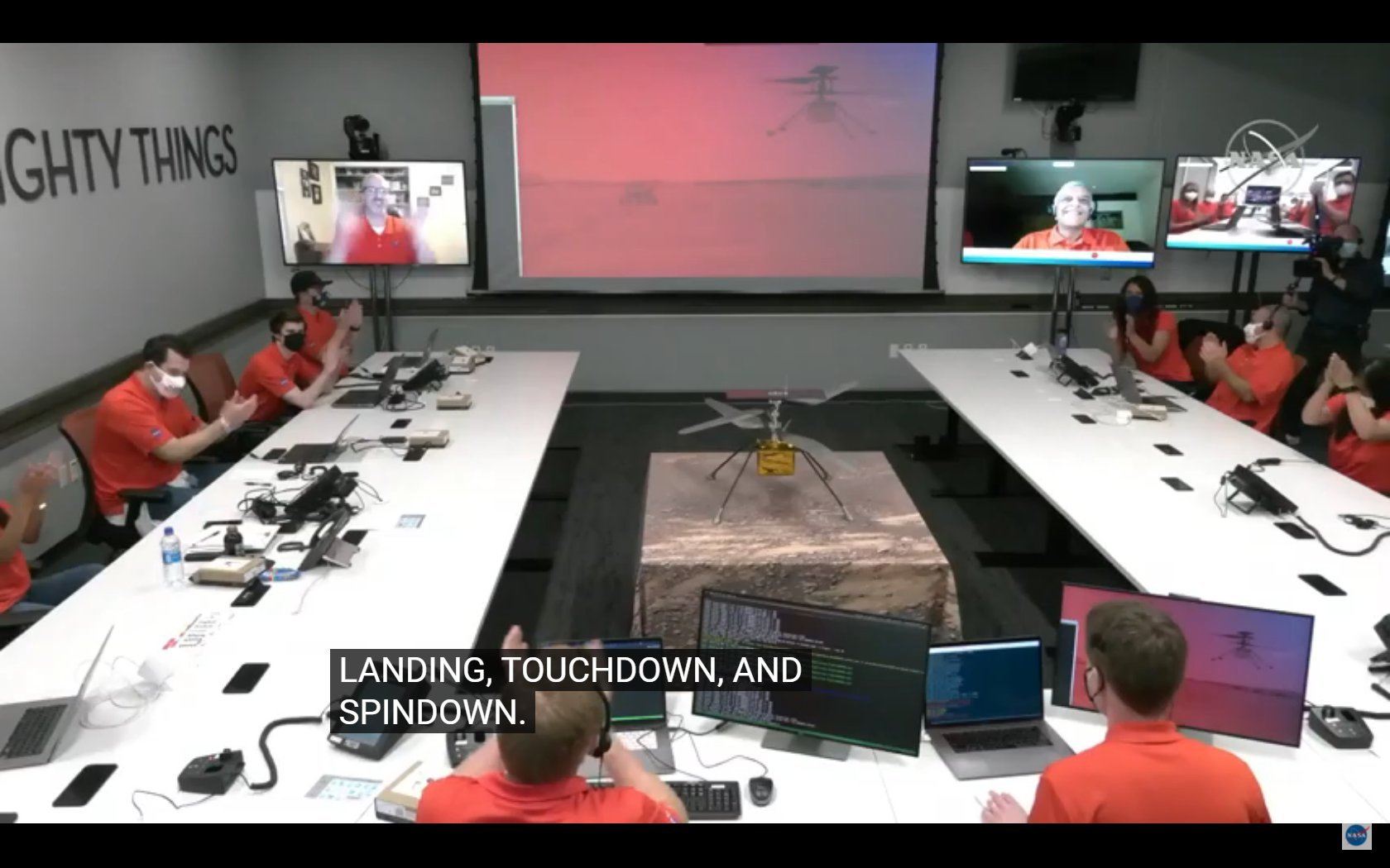 Celebración en el centro de control de la confirmación del vuelo de Ingenuity.