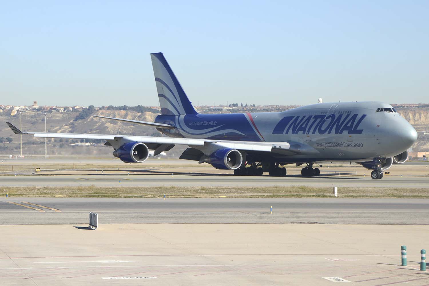 Boeing 747 de NAtional abandonando la 32L por L1 para incorporarse a la rodadura A.