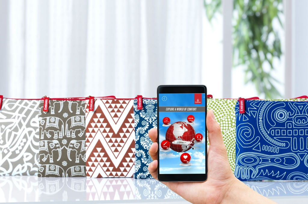 Los diferentes diseños exteriores de los nuevos neceseres de clase turista de Emirates pueden ser escaneados para acceder a contenidos multimedia.