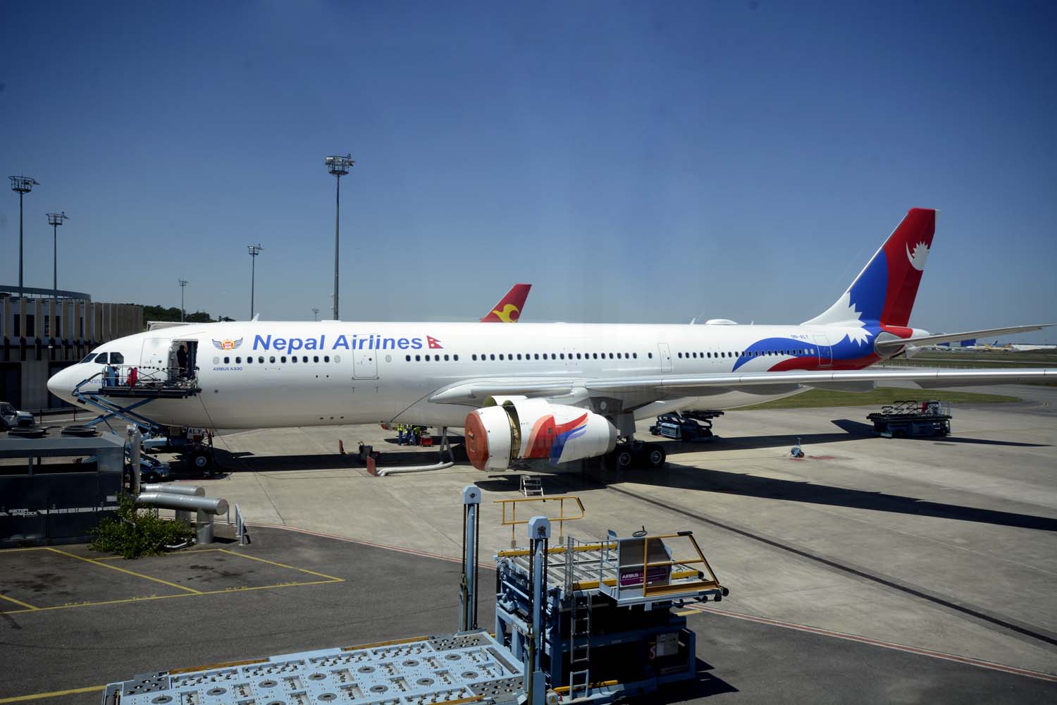 El primero de los dos A330 de Nepal Airlines en el centro de entrega de Airbus poco antes de partir hacia Nepal en su vuelo de entrega.