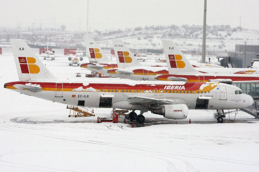 El cierre de Barajas en 2009 por una gran nevada llevó al ministerio de Fomento a organizar los planes invernales.