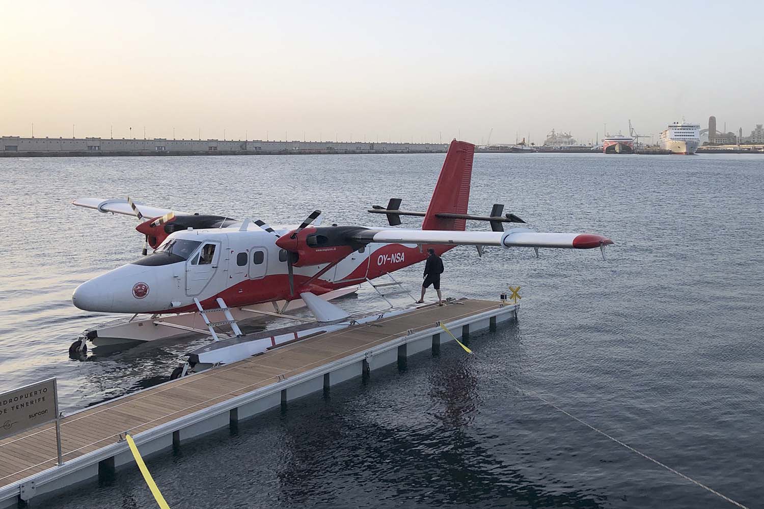 El DHC-6 de Nordic Airlines atracado en el Puerto de Santa Cruz, tenerife.