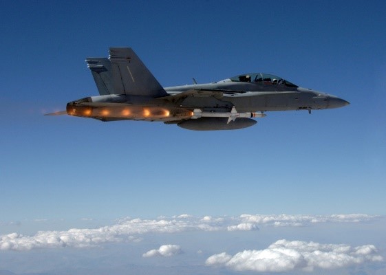 Lanzamiento de un misil AGM-88E desde un F-18.Lanzamiento de un misil AGM-88E desde un F-18.