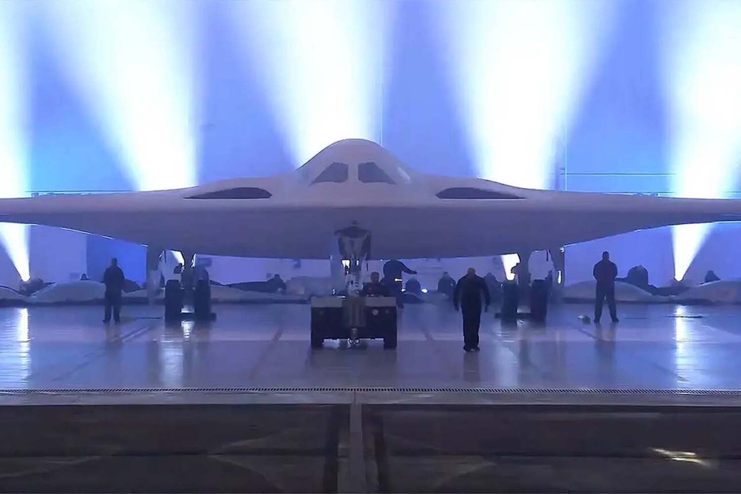 El Northrop Grumman B-21 durante su roll out.