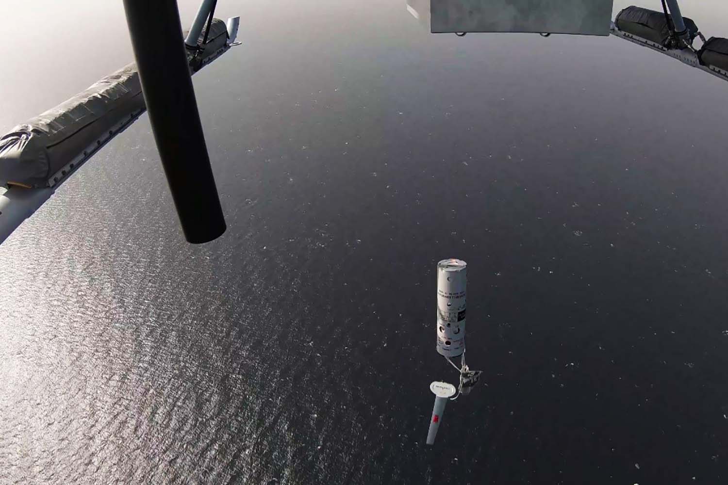 Lanzamiento de una sonoboya desde el Bel, 407 durante las pruebas.