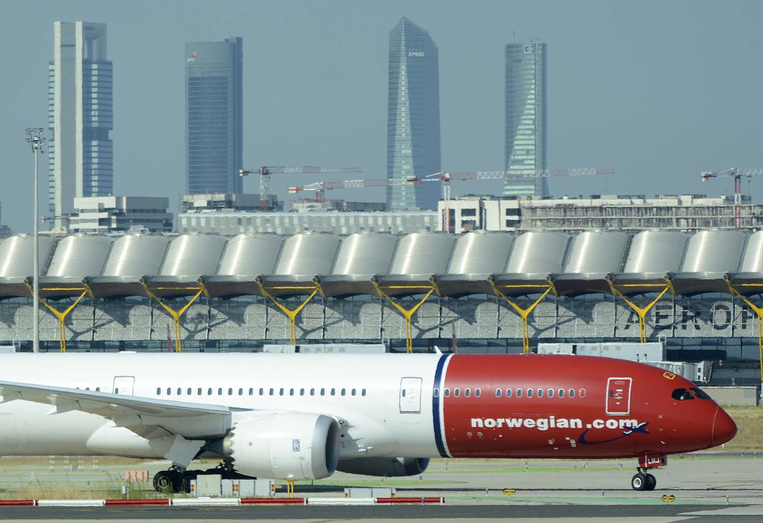 Norwegian cerró su base en Madrid de corto radio. Los vuelos de largo se cubren con tripulaciones y aviones de otras bases, y disminuyó la operativa en otras bases españolas.