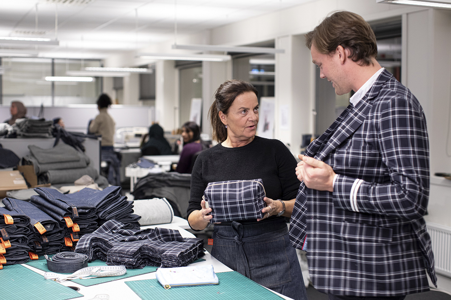 Pruebas de producción de un neceser a partir de las chaquetas de los TCP de Norwegian.