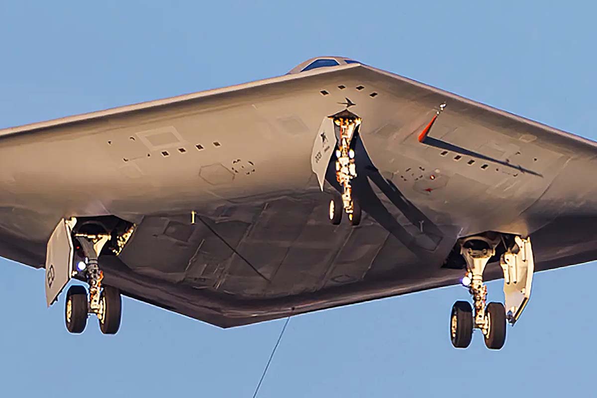 Parte inferior del B-21 durante el primer vuelo del modelo.