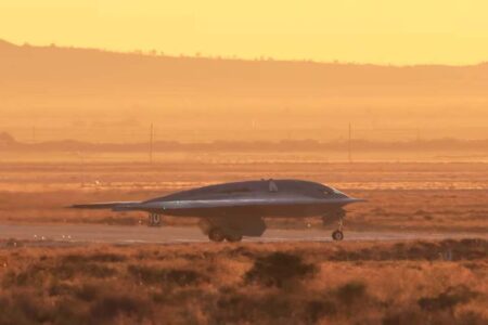 El B-21 rodando para su primer vuelo.