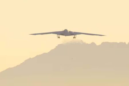 El primer vuelo ha permitido confirmar como es la parte trasera del B-21.