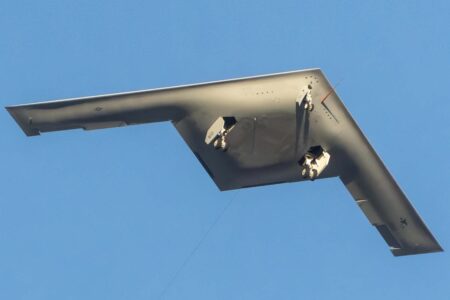 Aunque no se había anunciado el primer vuelo del B-21, varios aficionados lo inmortalizaron.