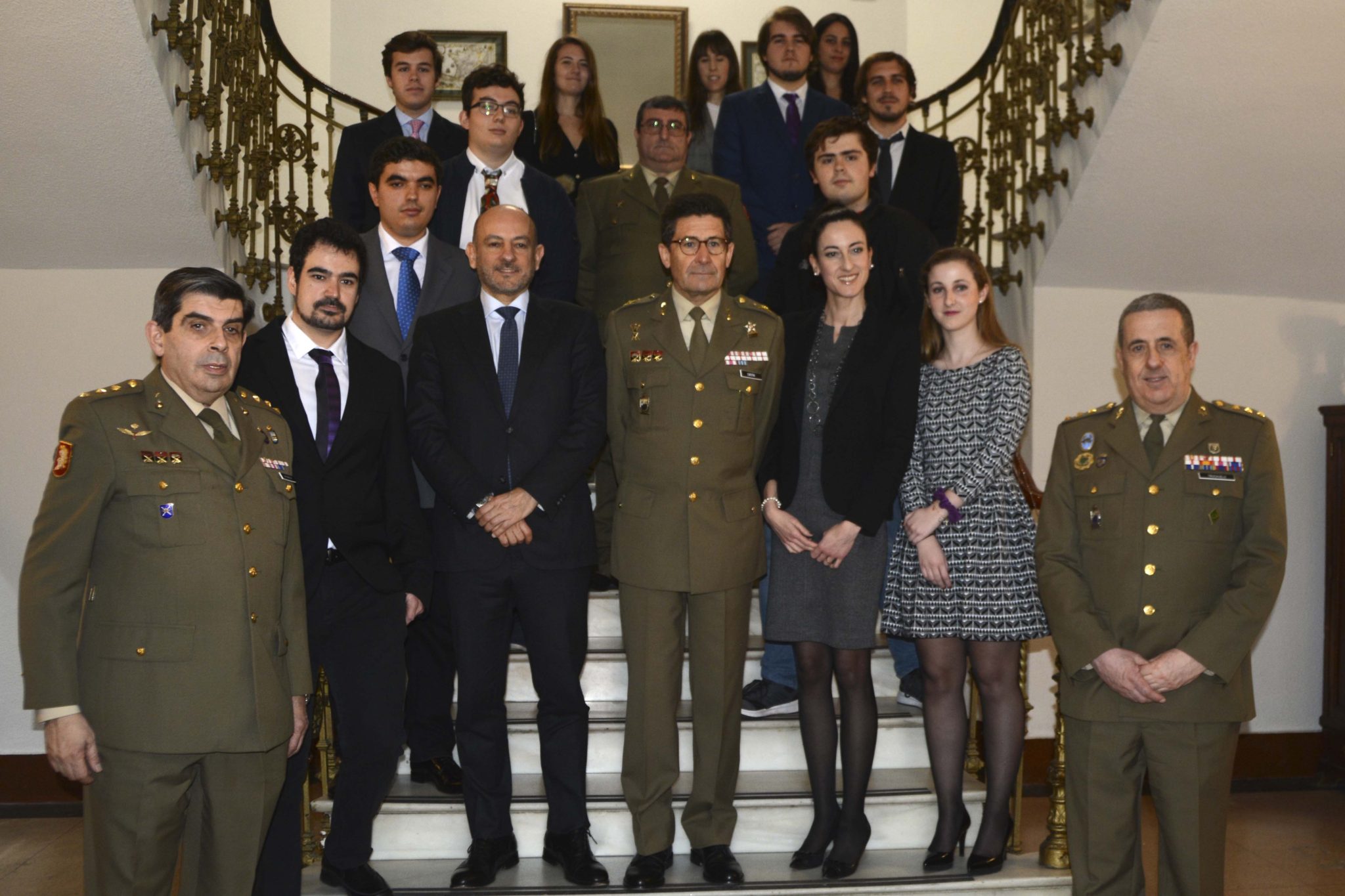 Algunos de los becados por Boeing y el PAHUET junto a directivos de Boeing y el patronato.
