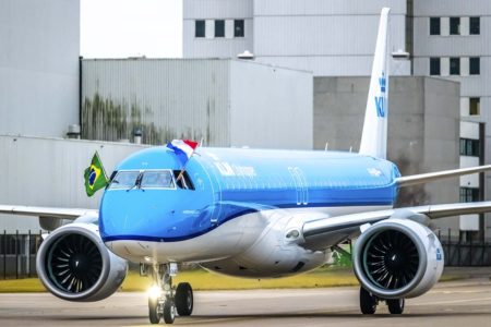 Los pilotos ondearon las banderas holandesa y brasileña durante el rodaje hacia el aparcamiento en Ámsterdam.