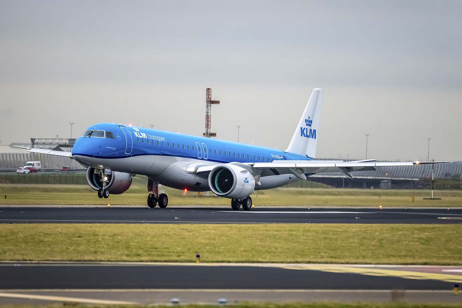 Aterrizaje en Ámsterdam del primer Embraer E195-E2 de KLM Cityhopper en su vuelo de entrega.