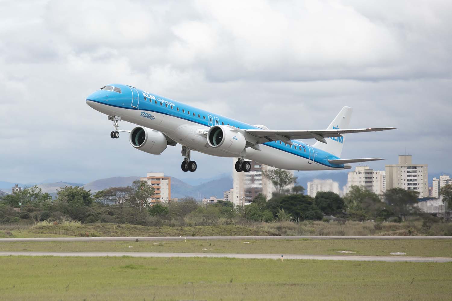 Despegue de Sao José dos Campos del Embraer E-Jet número 1.700 en su vuelo de entrega.