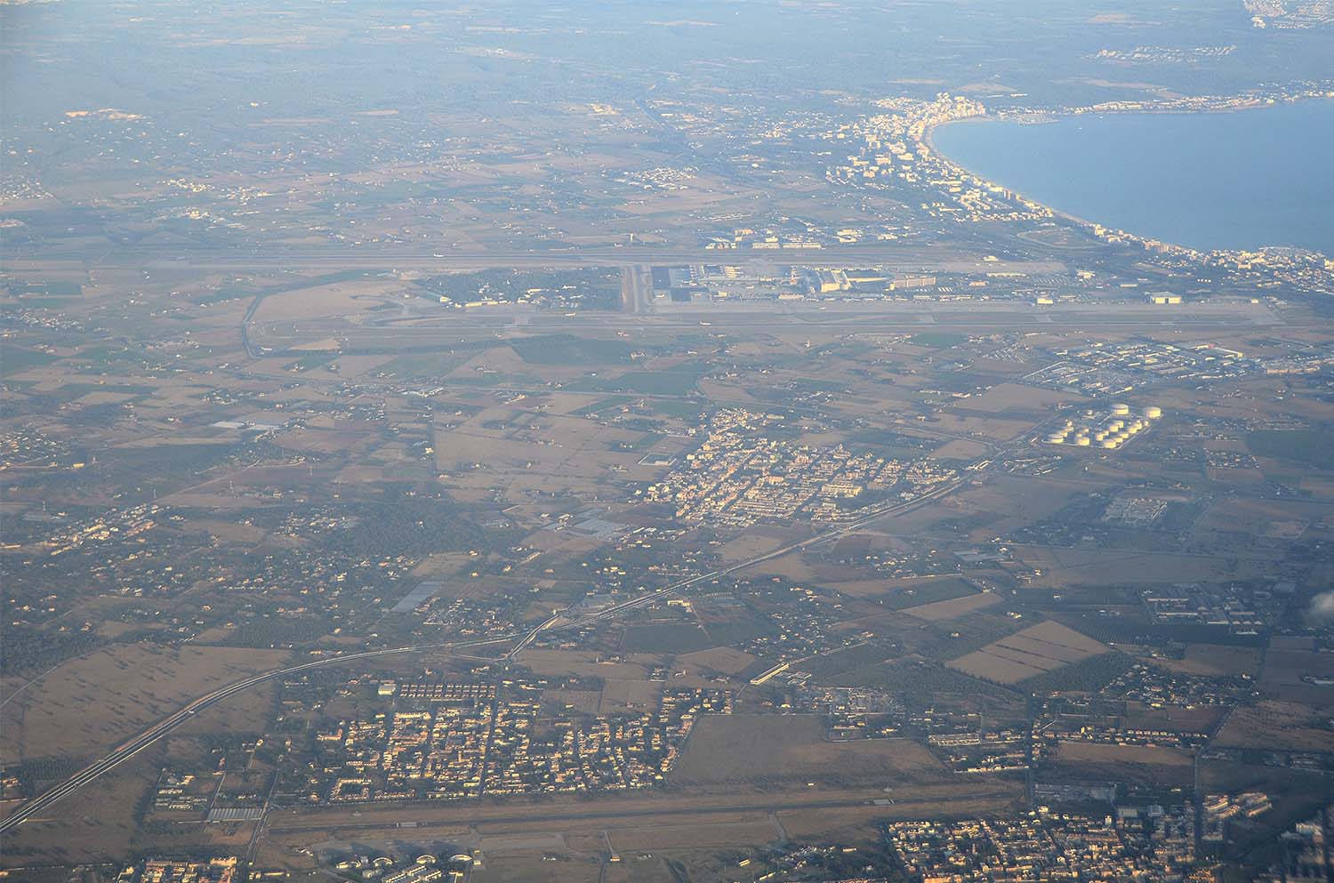 Aeropuertos de Son Bonet (abajo) y Son San Juan en la isla de Mallorca, dos de los 46 aeropuertos que Aena gestiona en España.