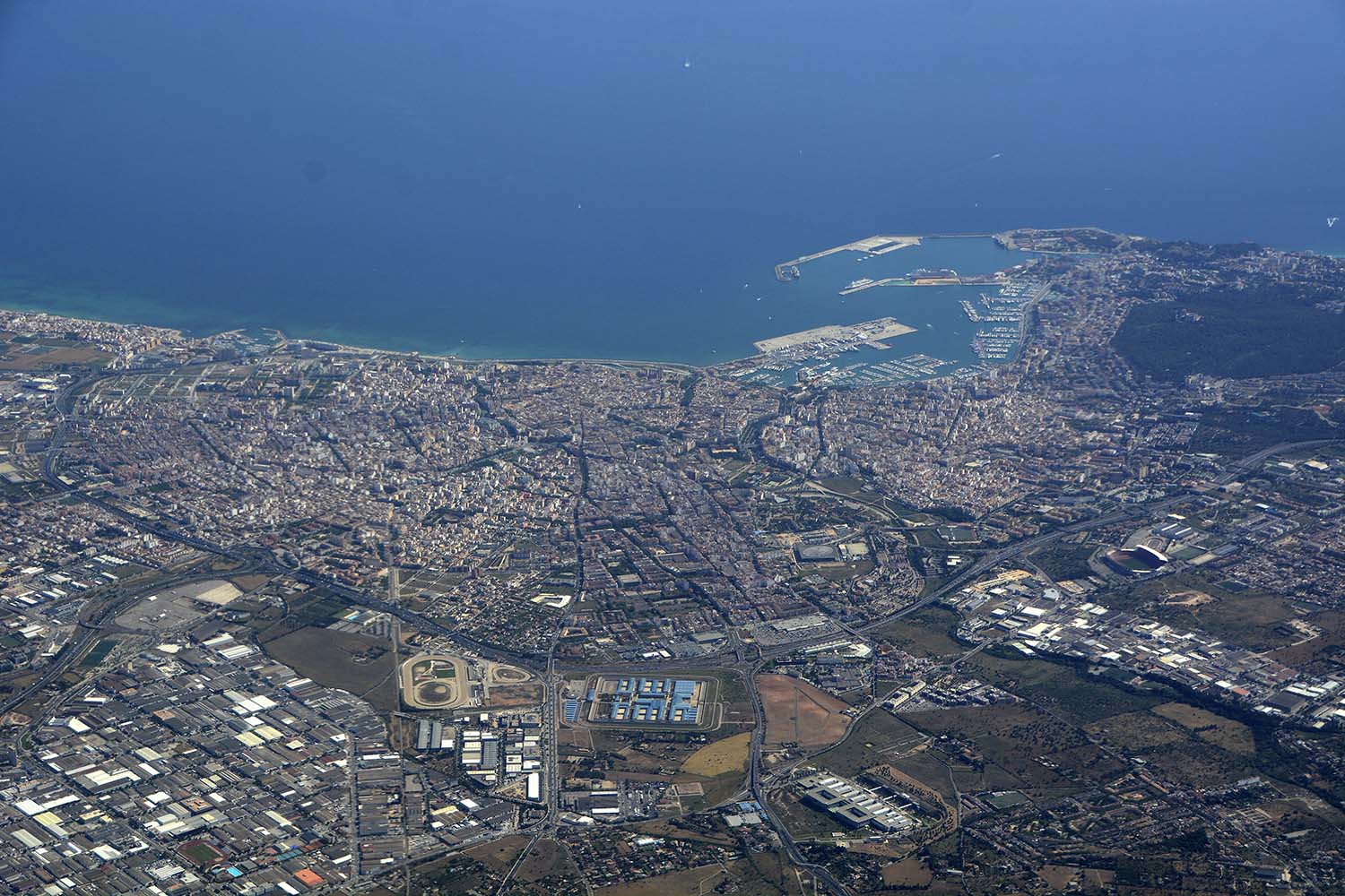 Palma de Mallorca, el destino de última hora más asequible por vía aérea para los españoles este verano.