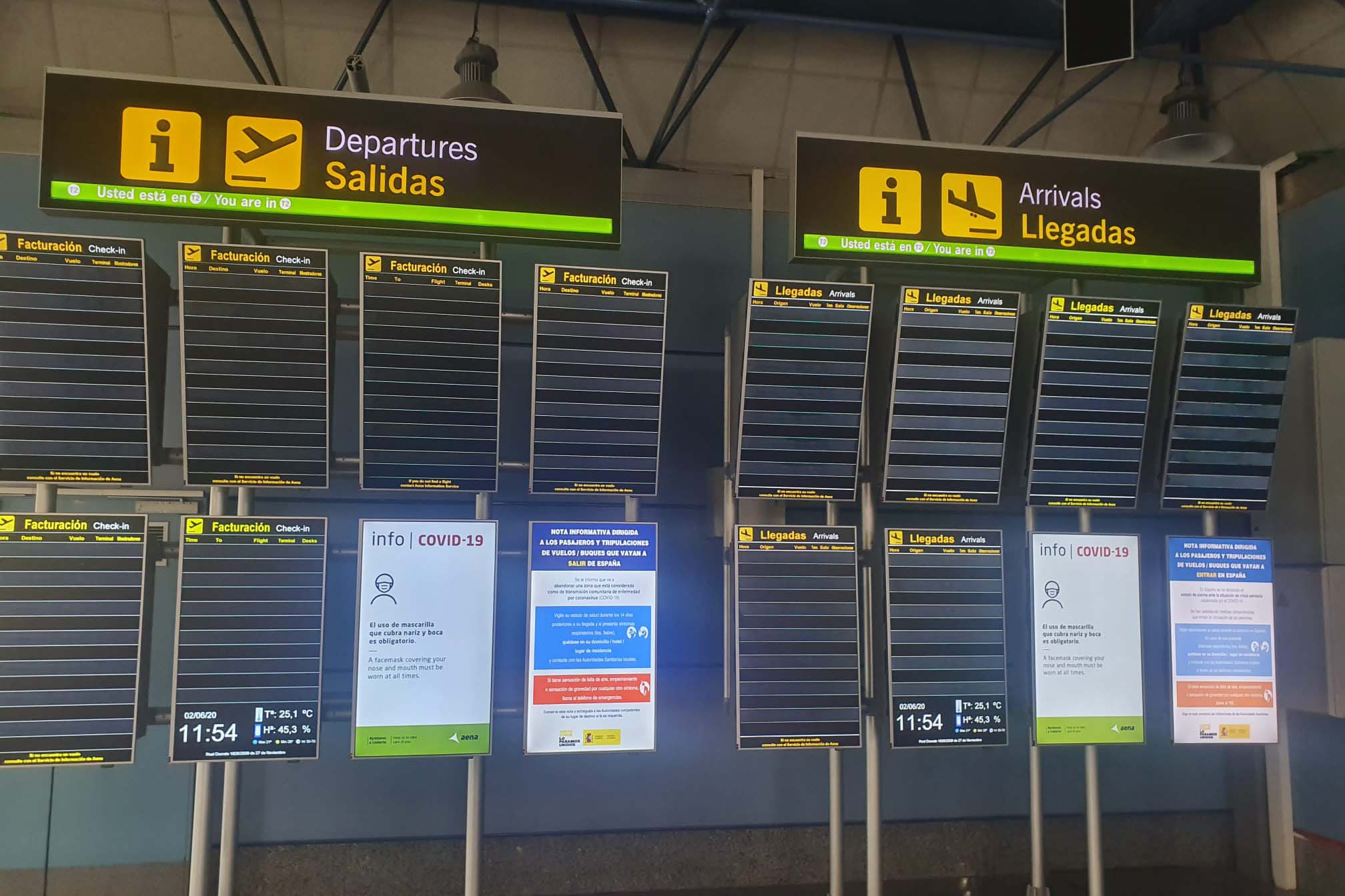 Paneles de información de vuelos vacíos.