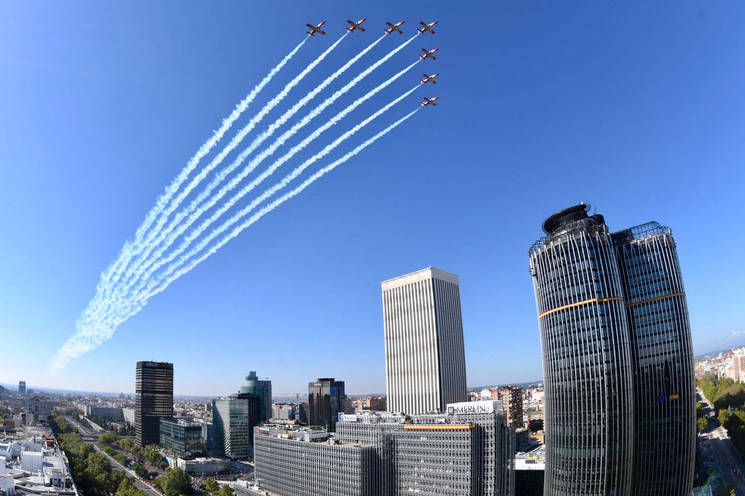 La Patrulla Águila sobre la Castellana de Madrid el 12 de octubre de 2022.