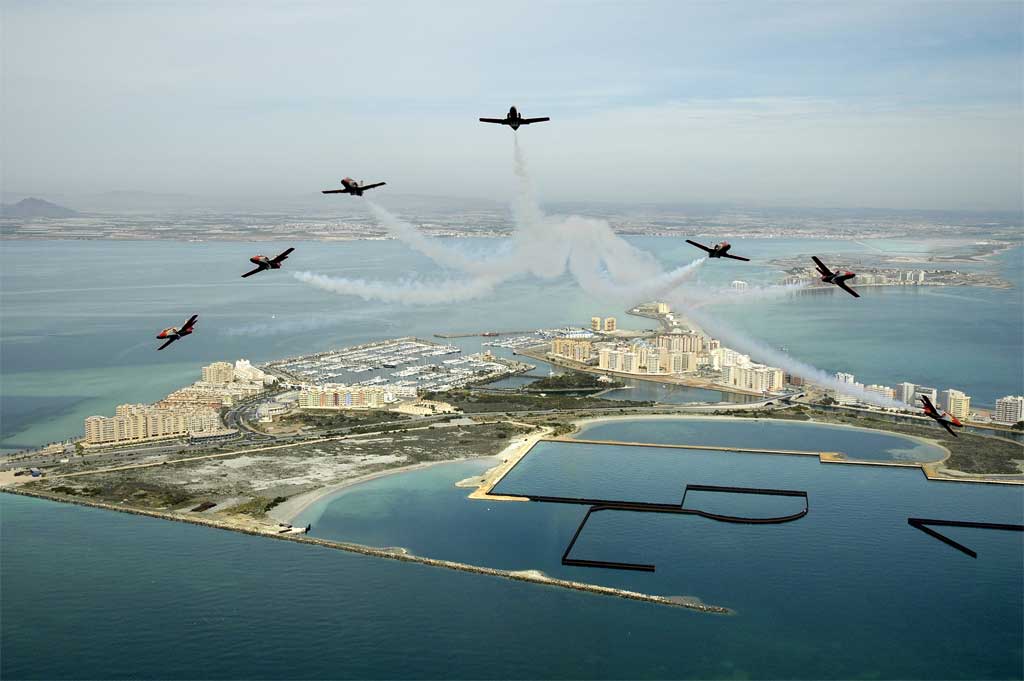 La Patrulla Águila desplegará sus habilidades sobre el cielo de Mataró, en la Festa del Cel 2015