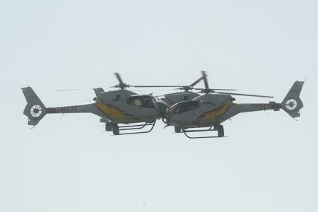 Tres de los helicópteros de Aspa durante una de sus demostraciones en vuelo.