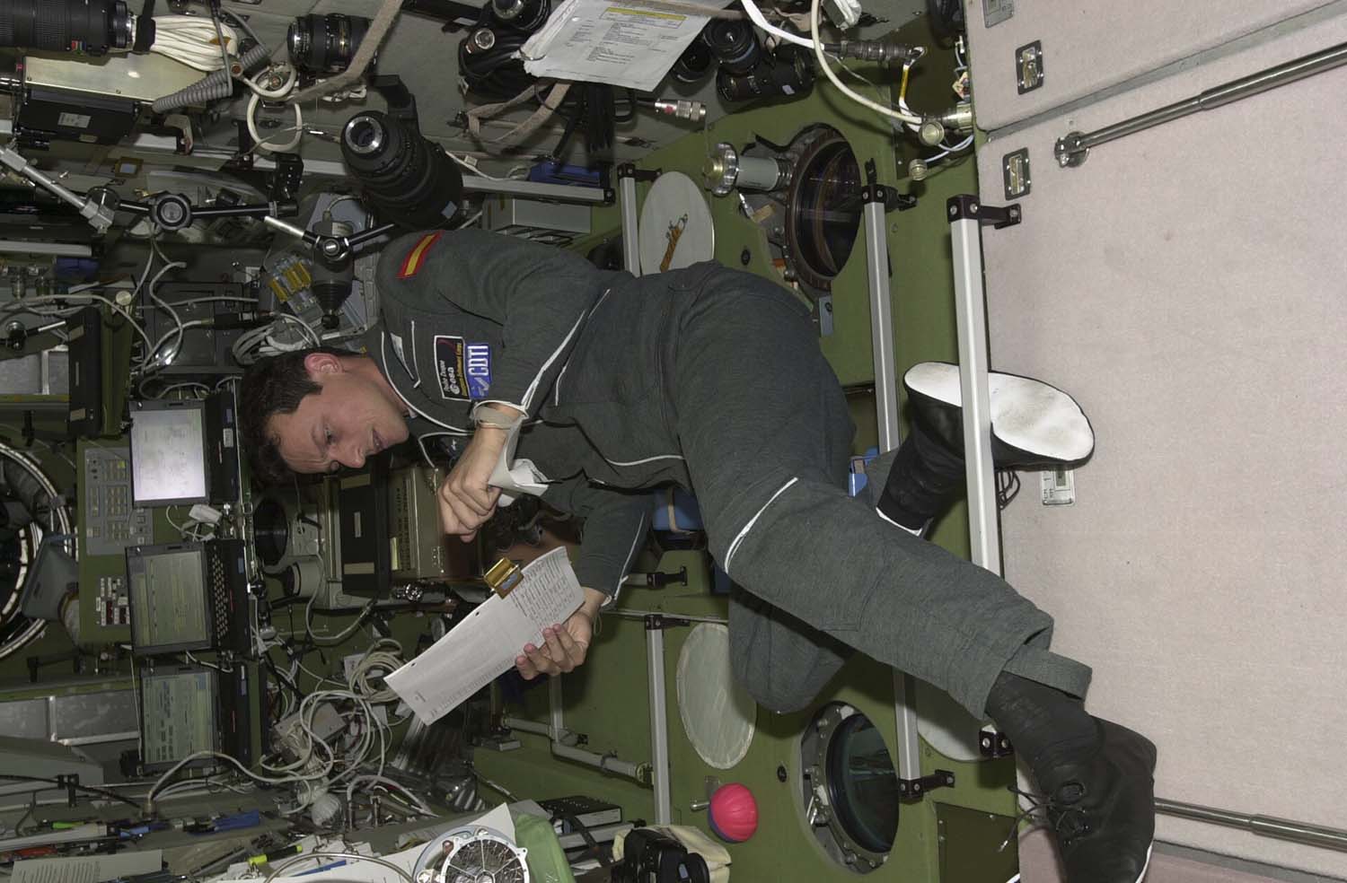 El astronauta español Pedro Duque a bordo de la ISS.