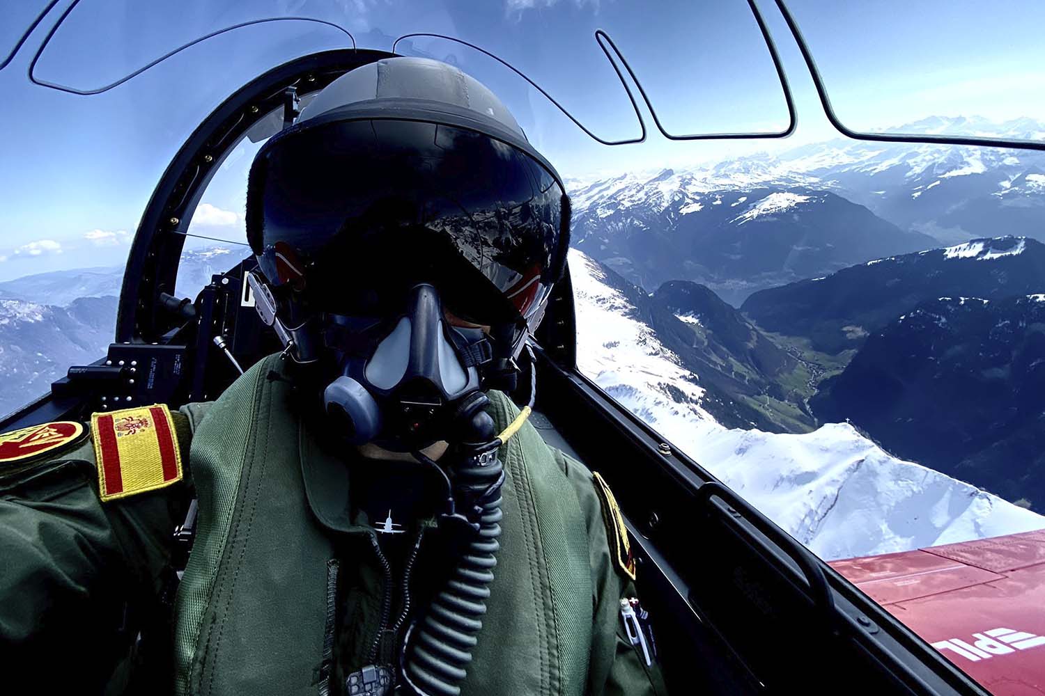 Uno de los pilotos del CLAEX a bordo del PC-21.