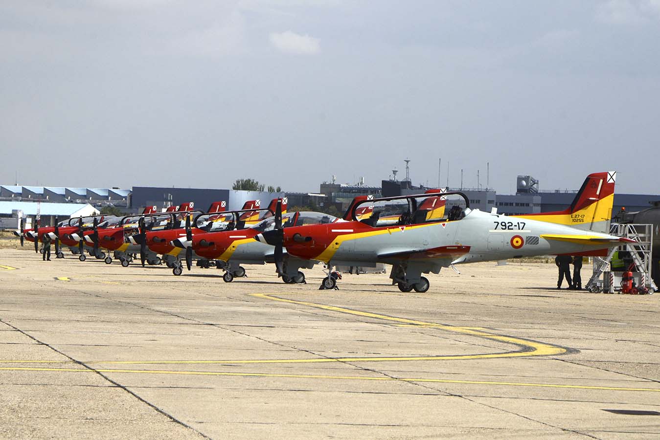 Nueve de los PC-21 en servicio en la AGA estacionados en Getafe para participar en el desfile del 12 de octubre.