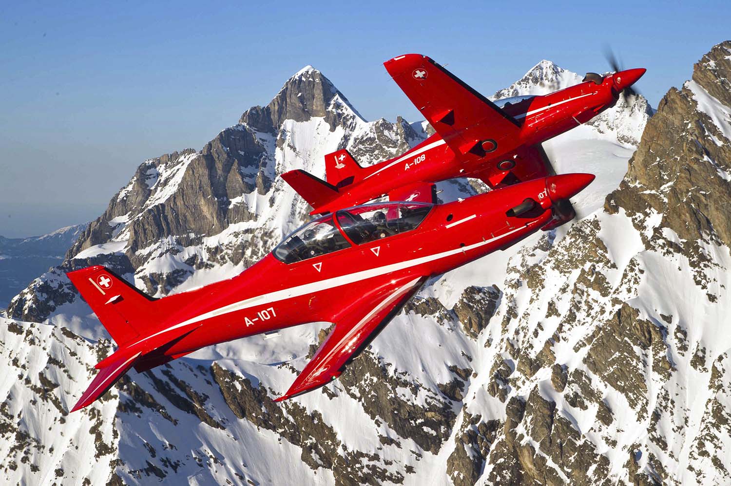 Pilatus PC-21 de la Fuerza Aérea Suiza sobre los Alpes.