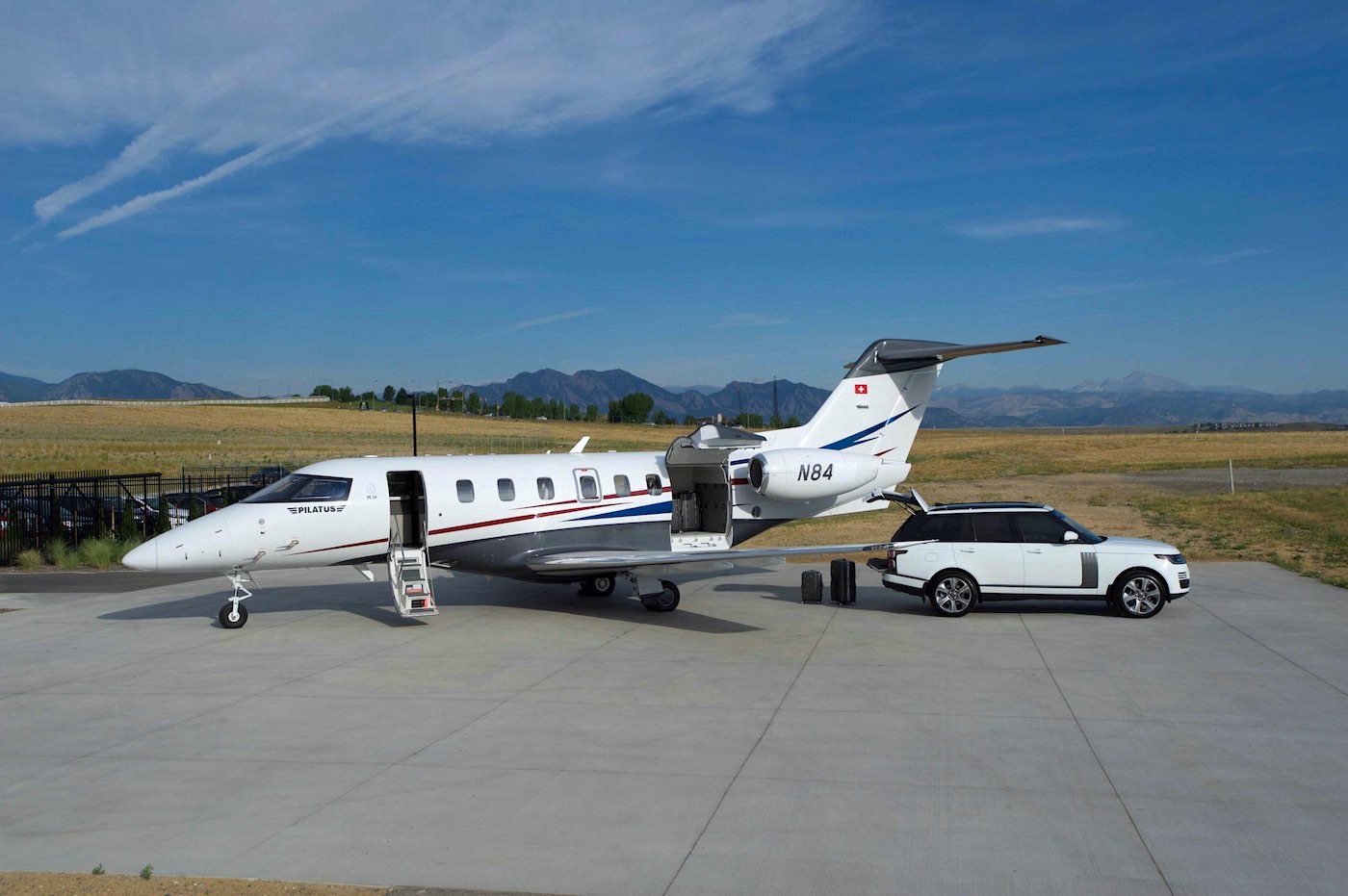 Pilatus PC-24 con la compuerta de carga bierta.