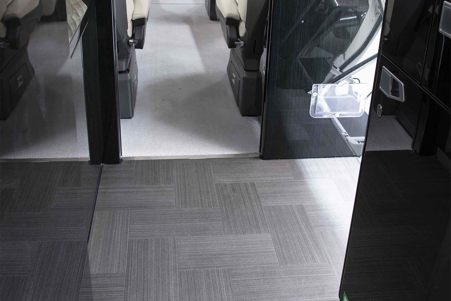 En primer plano el suelo F/List Syntec instalado en un PC-24.